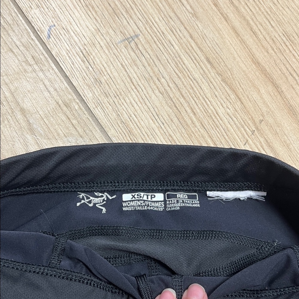 Arc'teryx Black Cropped Athletic Leggings - Picture 3 of 6